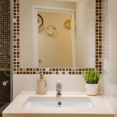 Apartment Alfama 2br | Walk To The Castle *