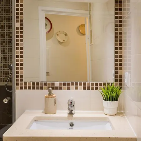 Alfama Cozy Hideaway | 2br * Лісабон